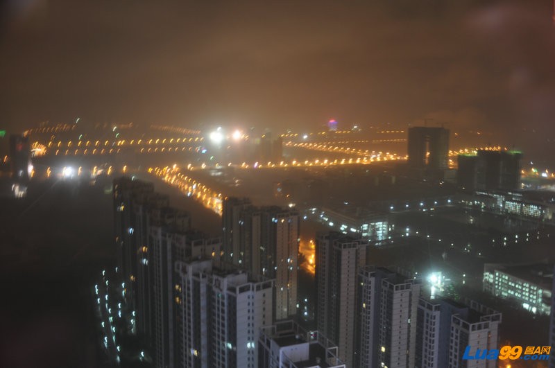 从皇冠假日47层旋转餐厅拍到的烟台雨中夜景