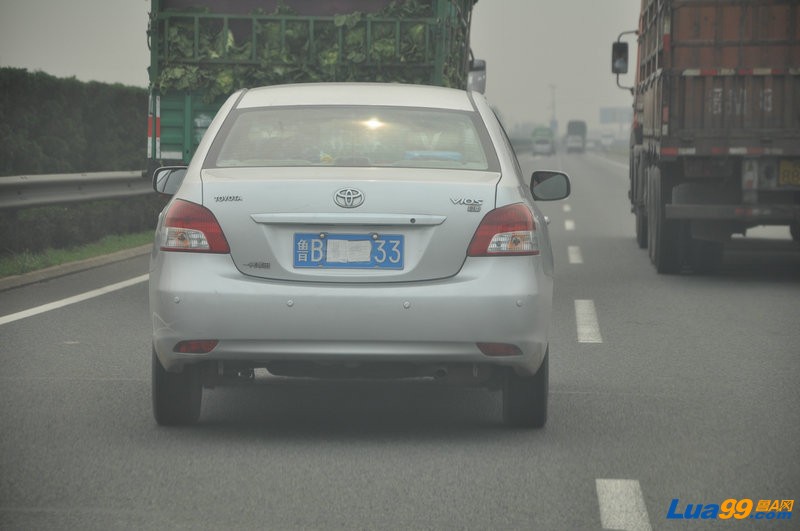 返济途中见到的遮挡号牌的车。此车开的并不快，后来遇到前面一辆警车，开的很慢，此车一直未跟上来。