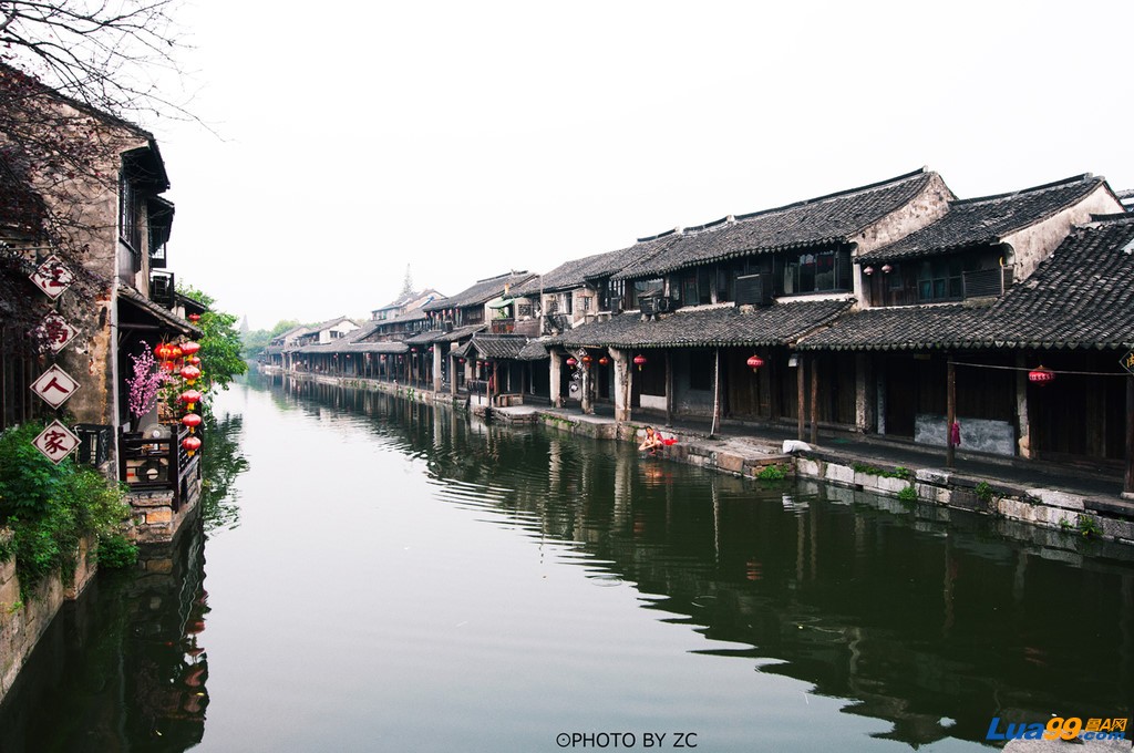 西塘古镇中最著名的风景线是一道长达近千米、造型古朴的廊棚，所谓廊棚，其实就是带屋.jpg