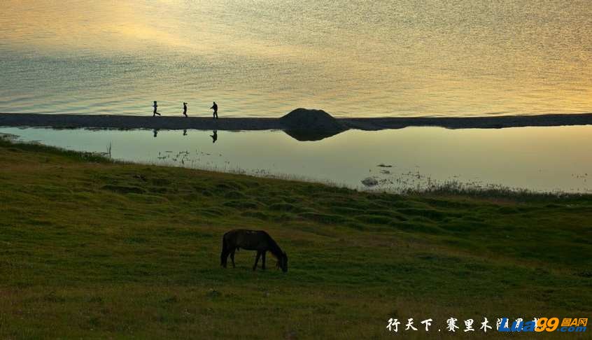  不错，住于湖边帐篷的游客起早晨练了