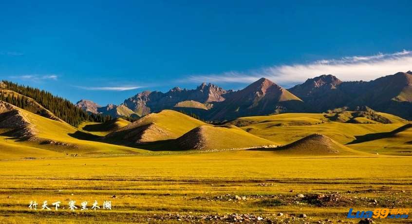 离开湖边大约一公里处，微微起伏的山丘沐浴在晨光里  