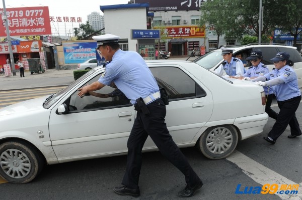 齐心合力把车推.JPG