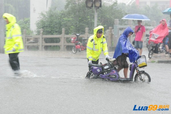 大雨中那些感人的瞬间 (5).jpg