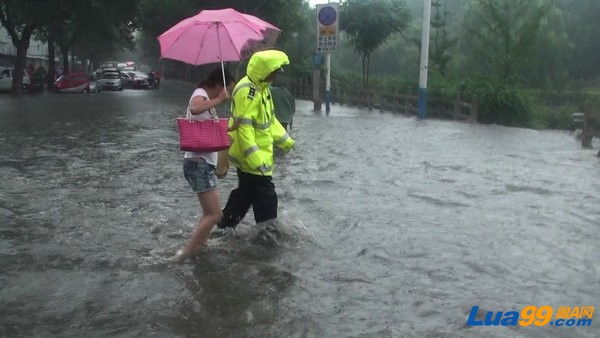 大雨中那些感人的瞬间 (9).jpg