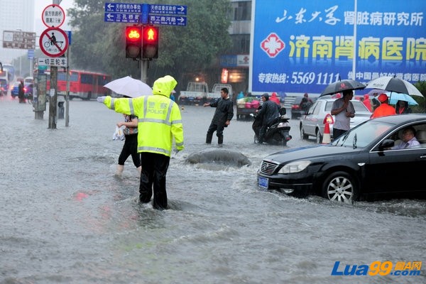 大雨中那些感人的瞬间 (12).jpg