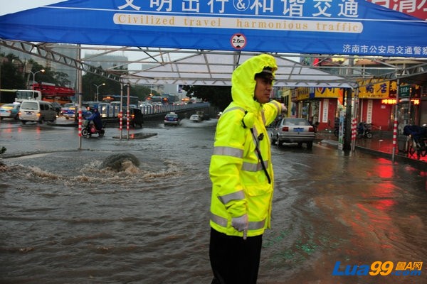 7-29《大雨突来 交警积极应对》照片 (5).JPG