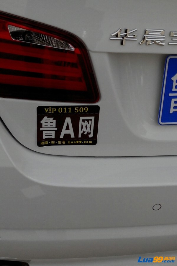 宝马5系白色车贴011509作业认证